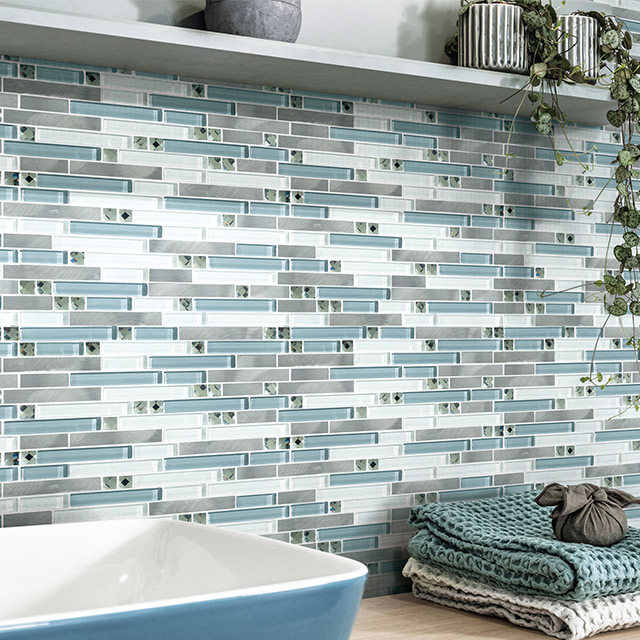 Weiße Farbe Streifenform Dekoration Backsplash Wand Glasmosaik gemischt mit Metallmosaikfliesen